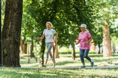 parkta spor giyim neşeli üst düzey kadınlar seçici odak 
