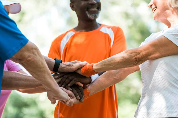 Laag Hoek Beeld Van Gelukkige Multiculturele Gepensioneerde Mannen Vrouwen Die — Stockfoto