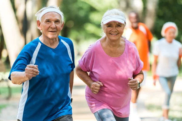 Selektiv Fokus Glada Pensionerade Par Utövar Utanför — Stockfoto