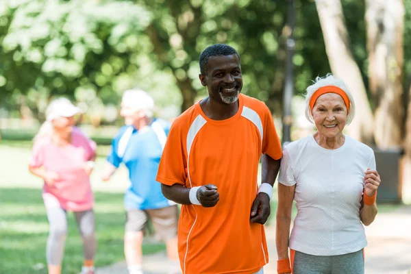 Selektiv Fokusering Afrikansk Amerikansk Senior Man Och Pensionerad Kvinna Utövar — Stockfoto