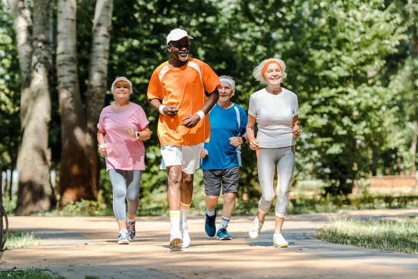 运动多元文化和老年男女在公园里跑步 — 图库照片