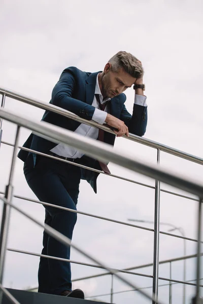 Χαμηλή Οπτική Γωνία Του Απογοητευμένος Επιχειρηματίας Κοστούμι Στέκεται Έξω — Φωτογραφία Αρχείου