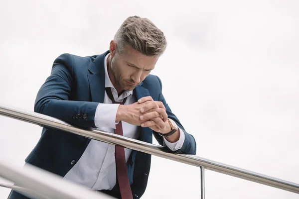 握った手で外に立つスーツを着た動揺したビジネスマンの選択的な焦点 — ストック写真