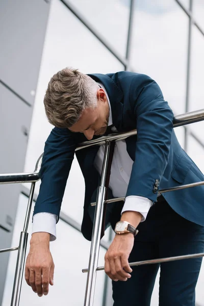 Boos Zakenman Pak Staande Buiten Buurt Van Gebouw — Stockfoto