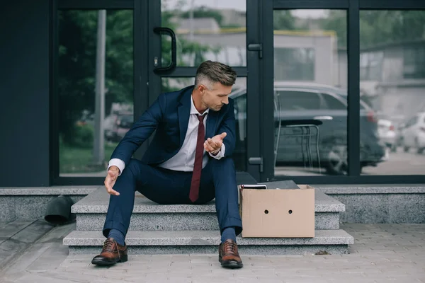 Ontslagen Zakenman Zittend Trappen Kijken Naar Kartonnen Doos — Stockfoto