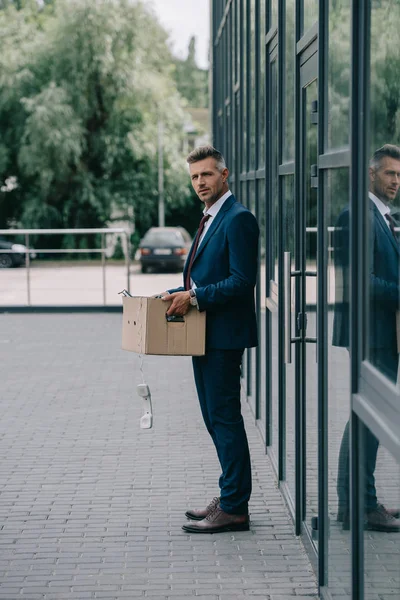 Hombre Despedido Traje Pie Cerca Del Edificio Con Teléfono Retro — Foto de Stock