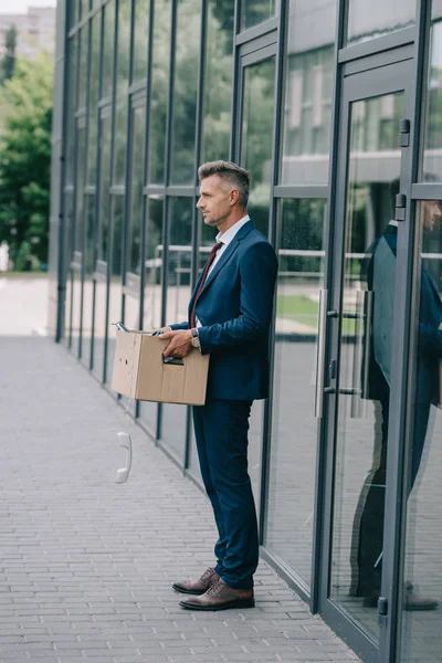 Zijaanzicht Van Ontslagen Man Pak Staande Buurt Van Gebouw Met — Stockfoto