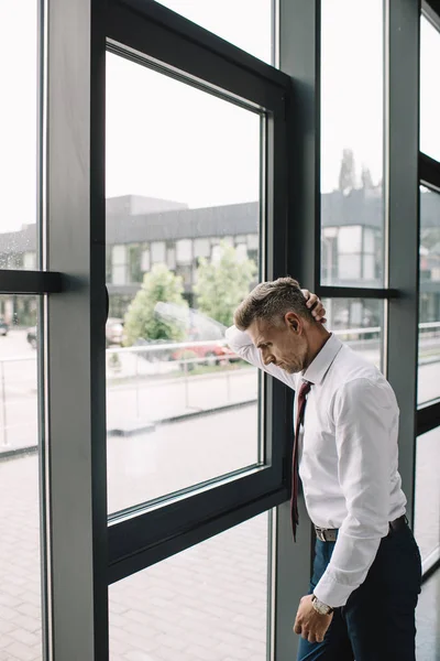 Upprörd Affärsman Kostym Stående Nära Windows Office — Stockfoto