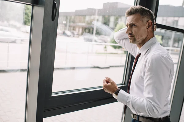 Hombre Negocios Disgustado Traje Pie Cerca Ventanas — Foto de Stock