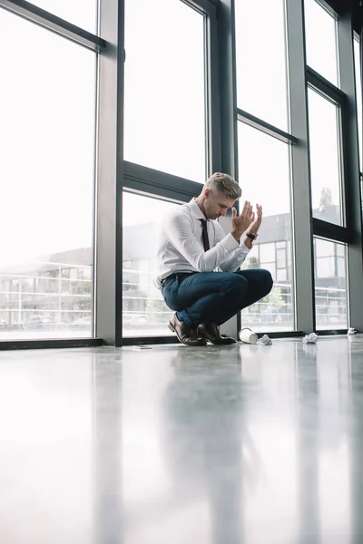 Upprörd Affärsman Formella Slitage Sittande Och Gest Nära Windows — Stockfoto