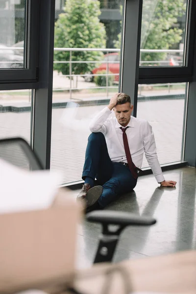 Selektiv Fokusering Upprörd Affärsman Sitter Golvet Nära Windows Office — Stockfoto