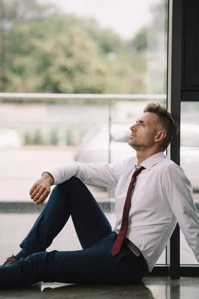 Hombre Negocios Guapo Sentado Piso Cerca Ventanas Oficina — Foto de Stock