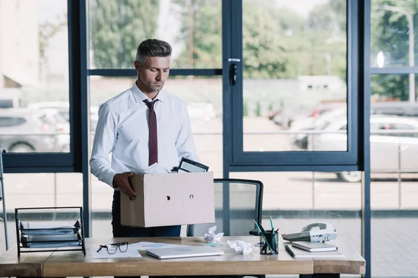 Κουτί Holding Του Επιχειρηματία Ενώ Στέκεται Κοντά Στο Χώρο Εργασίας — Φωτογραφία Αρχείου
