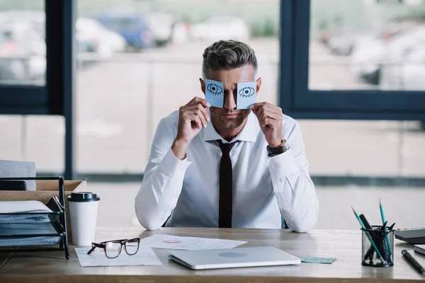 Empresário Segurando Notas Pegajosas Com Olhos Atraídos Perto Rosto — Fotografia de Stock
