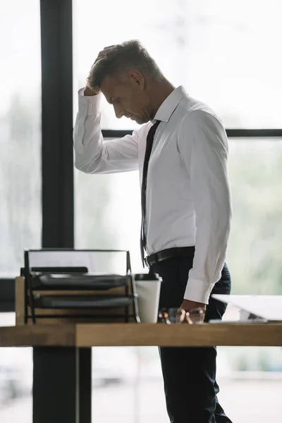 Επιλεκτική Εστίαση Του Αναστατωμένος Επιχειρηματίας Αγγίζοντας Κεφάλι Κοντά Στο Γραφείο — Φωτογραφία Αρχείου