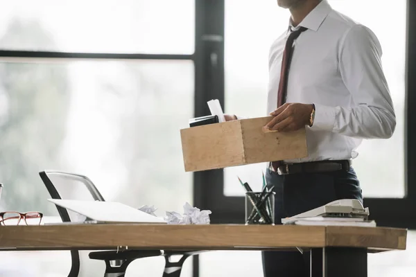 現代のオフィスで木箱を持っている解雇されたビジネスマンのトリミングされたビュー — ストック写真
