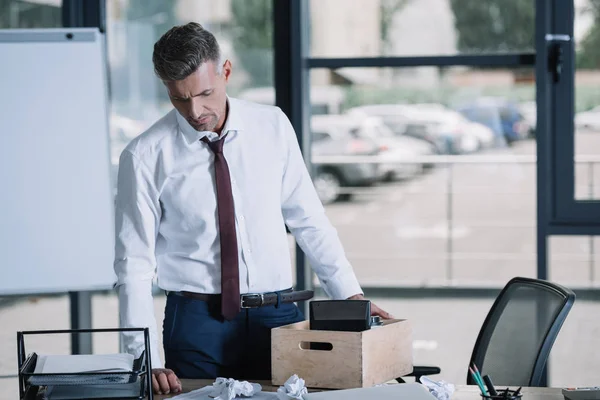 Molesto Hombre Negocios Mirando Mesa Con Caja Madera Oficina — Foto de Stock