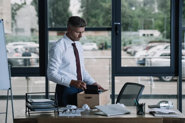 Sparken Affärsman Stående Nära Box Och Arbetsplats — Stockfoto