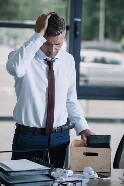 Molesto Despedido Hombre Negocios Tocando Pelo Cerca Caja Mesa — Foto de Stock