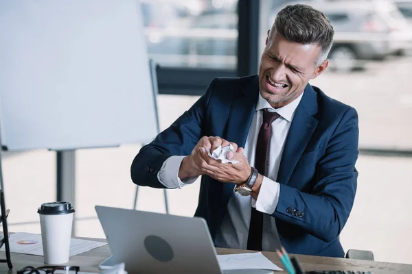 Arg Affärsman Håller Skrynkliga Papper Nära Laptop — Stockfoto