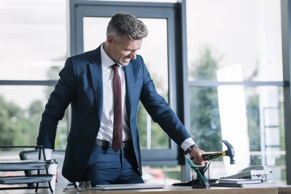 Hombre Negocios Enojado Sosteniendo Martillo Cerca Del Teléfono Retro Oficina — Foto de Stock