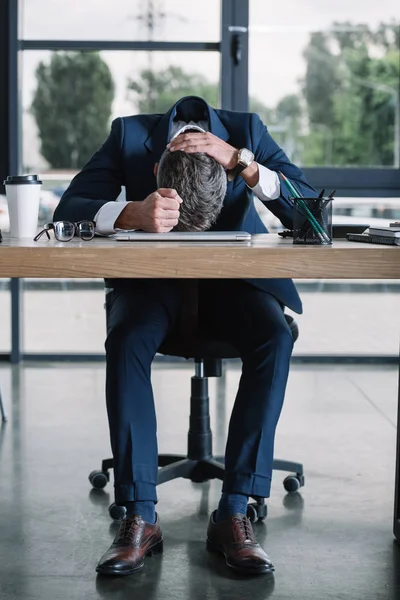 Επιχειρηματίας Καθισμένος Κοντά Στο Γραφείο Χάρτινο Κύπελλο Στο Μοντέρνο Γραφείο — Φωτογραφία Αρχείου