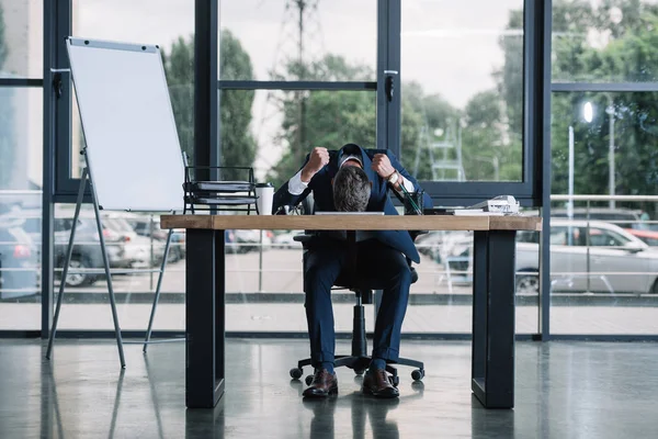 Hombre Negocios Sentado Cerca Escritorio Con Las Manos Apretadas Oficina —  Fotos de Stock