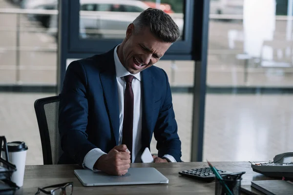 Enfoque Selectivo Hombre Negocios Enojado Sentado Cerca Computadora Portátil Con — Foto de Stock