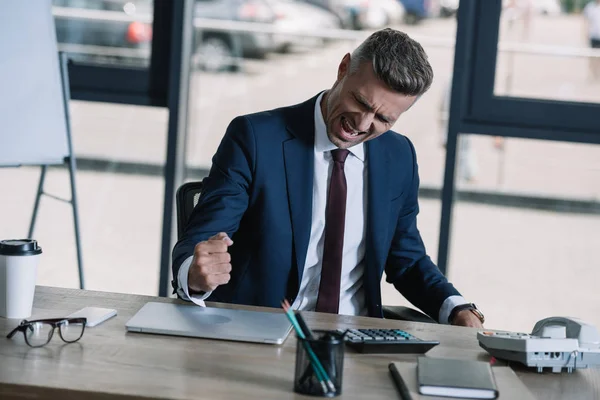 Hombre Irritado Con Puño Cerrado Cerca Computadora Portátil Oficina — Foto de Stock