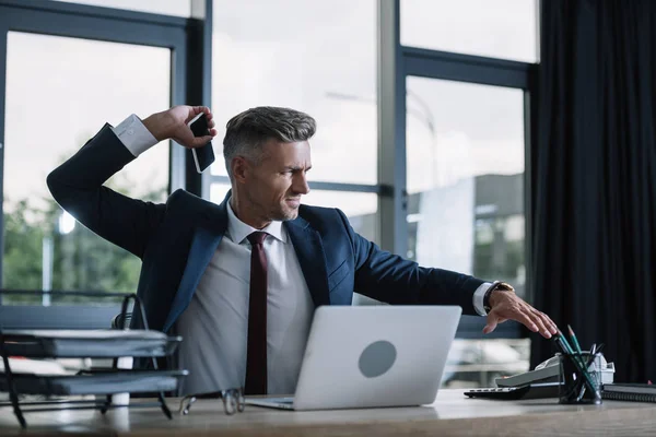 Foco Seletivo Empresário Chateado Terno Segurando Smartphone Com Tela Branco — Fotografia de Stock