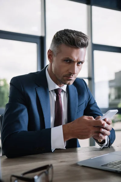 Selective Focus Handsome Businessman Holding Smartphone Looking Camera — Stock Photo, Image