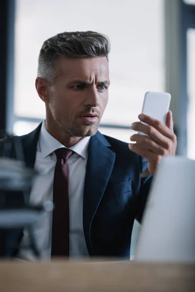 Selective Focus Surprised Man Holding Smartphone — Stock Photo, Image