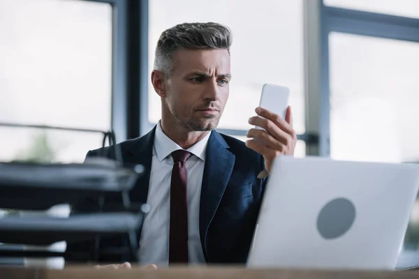 Επιλεκτική Εστίαση Του Επιχειρηματία Που Κοιτάζει Smartphone Στο Γραφείο — Φωτογραφία Αρχείου