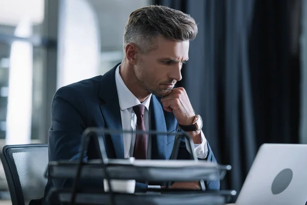 Enfoque Selectivo Del Hombre Guapo Desgaste Formal Usando Ordenador Portátil — Foto de Stock