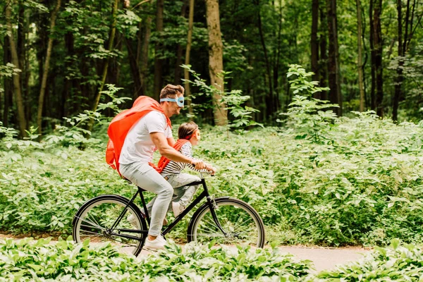 Vista Lateral Pai Filho Andando Bicicleta Torno Floresta — Fotografia de Stock