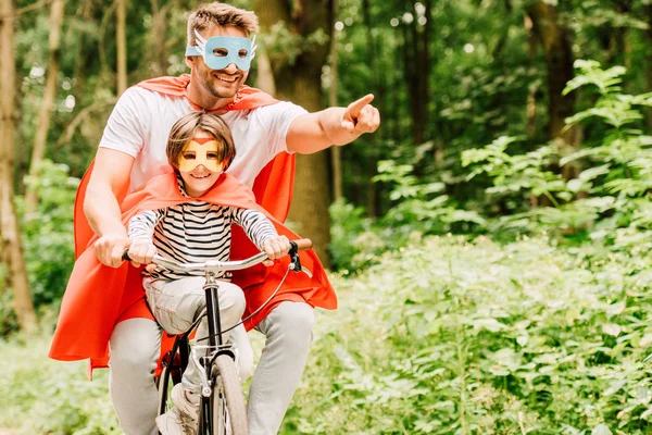 Vater Und Kind Radeln Superheldenkostümen Durch Den Wald — Stockfoto