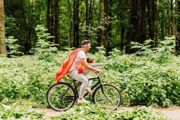 Oldalnézetből Apa Gyerek Lovas Kerékpár Miközben Fiú Várja — Stock Fotó