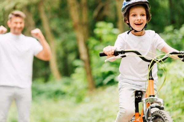 Selektiver Fokus Des Vaters Jubelt Sohn Während Der Junge Fahrrad — Stockfoto