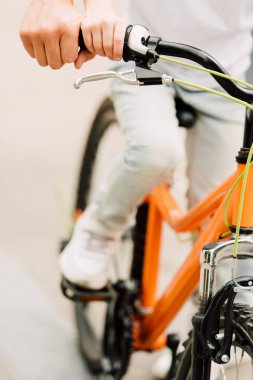 bisiklete binen çocuk ve baba oğluna yardım