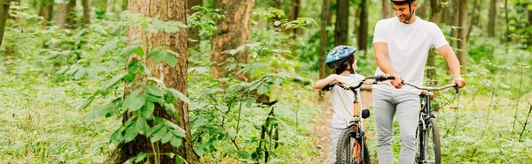 Panoramaaufnahme Von Vater Und Sohn Die Mit Fahrrädern Wald Spazieren — Stockfoto