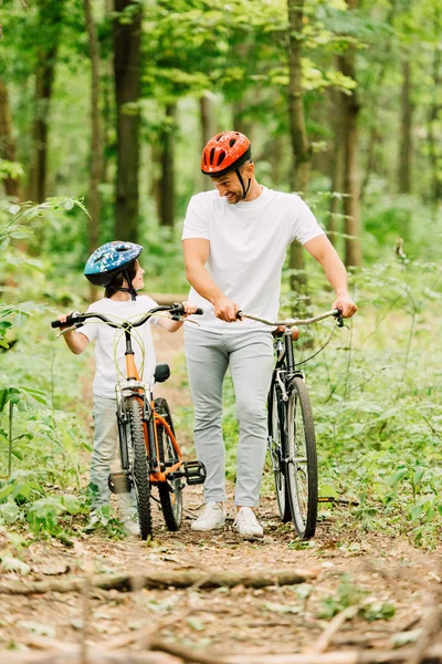 Ganzkörperansicht Von Vater Und Sohn Beim Spazierengehen Mit Fahrrädern Wald — Stockfoto