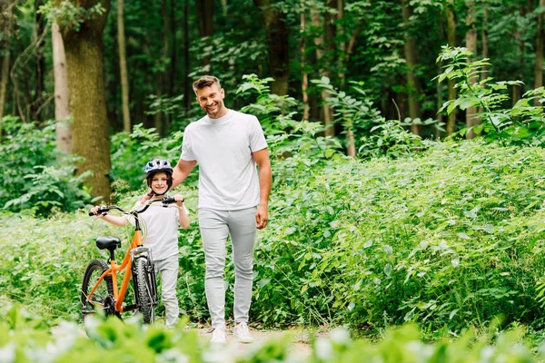 Повнометражний Вид Батька Сина Стоїть Дивиться Камеру Хлопчик Тримає Велосипед — стокове фото