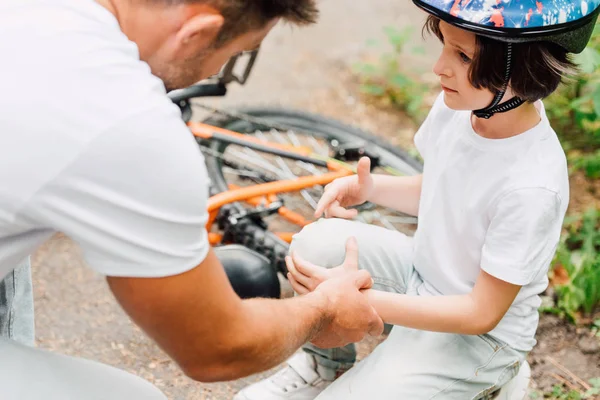 Selective Focus Father Looking Knee Son Because Boy Fell Bicycle — Stock Photo, Image