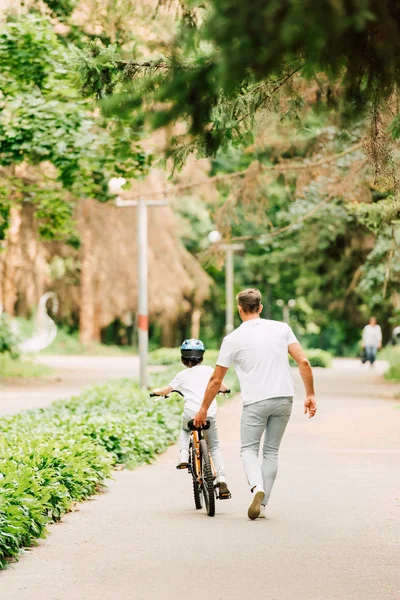 Ganzkörperansicht Des Vaters Der Dem Sohn Hilft Mit Dem Fahrrad — Stockfoto