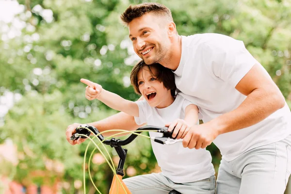 Opgewonden Vader Zoon Kijken Uit Terwijl Jongen Wijzend Met Vinger — Stockfoto