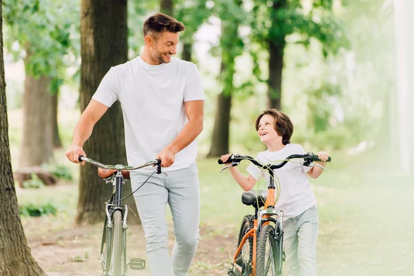 Enfoque Selectivo Padre Hijo Con Bicicletas Mirándose Entre — Foto de Stock