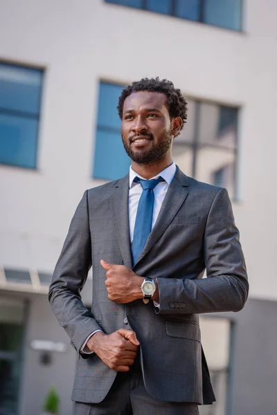 Positivo Africano Americano Empresário Terno Sorrindo Olhando Para Longe — Fotografia de Stock