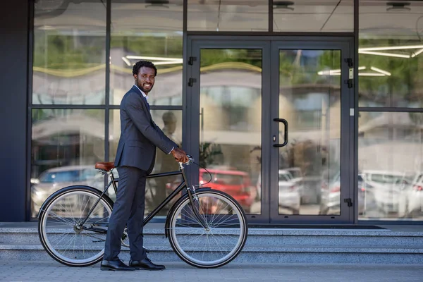 Alegre Hombre Negocios Afroamericano Sonriendo Cámara Mientras Está Pie Cerca — Foto de Stock