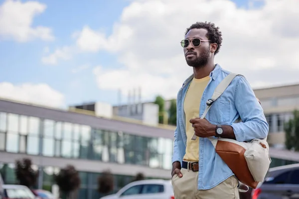 Fiducioso Uomo Africano Americano Guardando Lontano Mentre Tiene Mano Tasca — Foto Stock