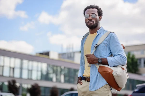 Schöner Afrikanisch Amerikanischer Mann Mit Sonnenbrille Der Wegschaut Während Die — Stockfoto